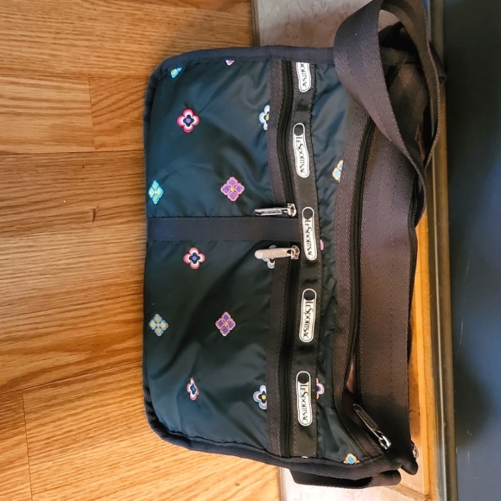 🌺 Lesportsac Deluxe Everyday bag with matching zipper pouch🌼